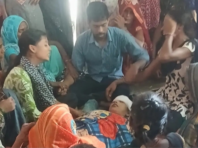 लखीमपुर खीरी में रक्षाबंधन पर मायके जा रही मंजू वर्मा सड़क हादसे में गंभीर घायल हो गईं। लखनऊ रेफर होने के बाद एंबुलेंस में उनकी मौत हो गई।