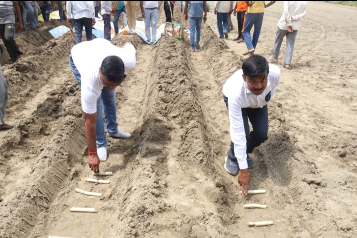 डण्डूरी में प्रथम मानसून गन्ना बुवाई का शुभारंभ करते ग्राम प्रधान और चीनी मिल अधिकारी।