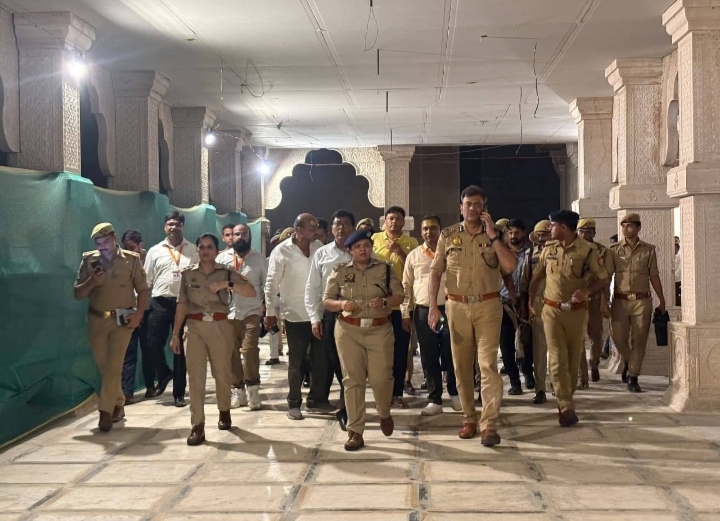 सावन के तीसरे सोमवार पर गोला गोकर्णनाथ मंदिर परिसर में सुरक्षा व्यवस्था का जायजा लेते एडीजी लखनऊ जोन और जिला प्रशासन के अधिकारी।