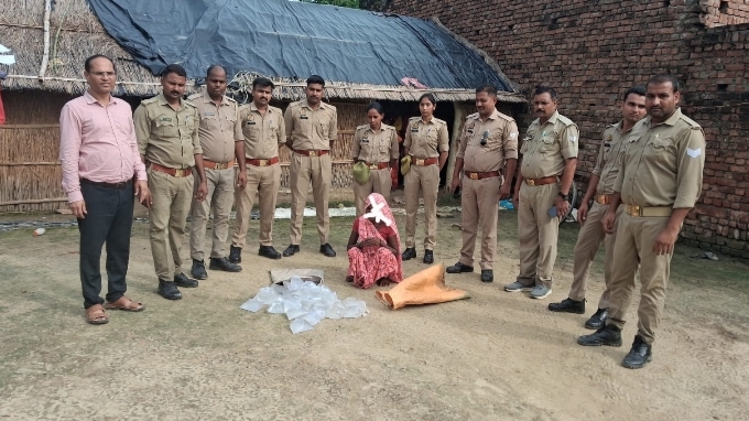 तिकोनिया और रायपुर में संयुक्त कार्रवाई के दौरान करीब 45 लीटर अवैध कच्ची शराब बरामद।
