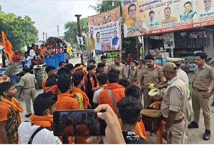 पढ़ुवा थाना पुलिस ने ढखेरवा चौराहे पर कांवड़ियों का पुष्पवर्षा कर फल और मिठाइयां बांटकर स्वागत किया।
