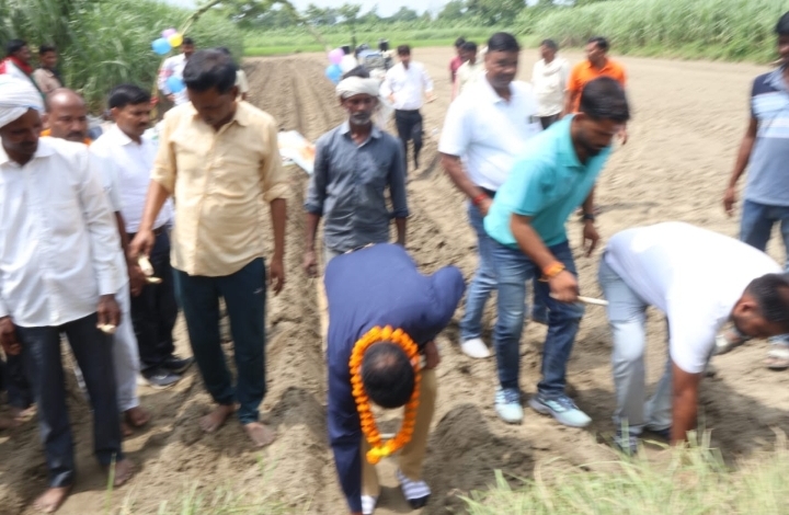 डण्डूरी में प्रथम मानसून गन्ना बुवाई का शुभारंभ करते ग्राम प्रधान और चीनी मिल अधिकारी।