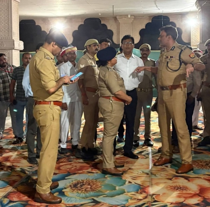 सावन के तीसरे सोमवार पर गोला गोकर्णनाथ मंदिर परिसर में सुरक्षा व्यवस्था का जायजा लेते एडीजी लखनऊ जोन और जिला प्रशासन के अधिकारी।