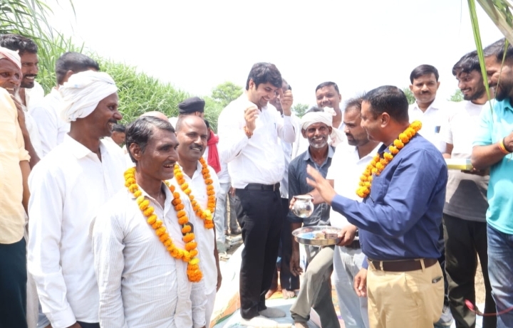 डण्डूरी में प्रथम मानसून गन्ना बुवाई का शुभारंभ करते ग्राम प्रधान और चीनी मिल अधिकारी।