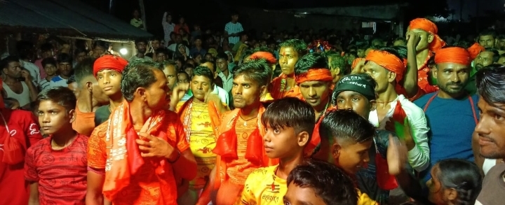 ढखेरवा सरयू नदी से जल भरकर छोटी काशी गोला गोकर्णनाथ के लिए रवाना हुए सैकड़ों शिवभक्त।