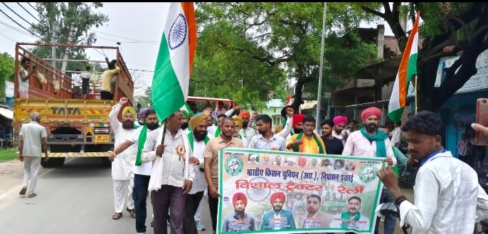 लखीमपुर खीरी के निघासन में भारतीय किसान यूनियन अराजनैतिक की ओर से आयोजित ट्रैक्टर रैली एवं तिरंगा यात्रा में शामिल किसान।