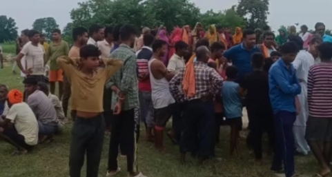 लखीमपुर खीरी की मोहाना नदी में नाव पलटने के बाद लापता लोगों की तलाश करती NDRF टीम