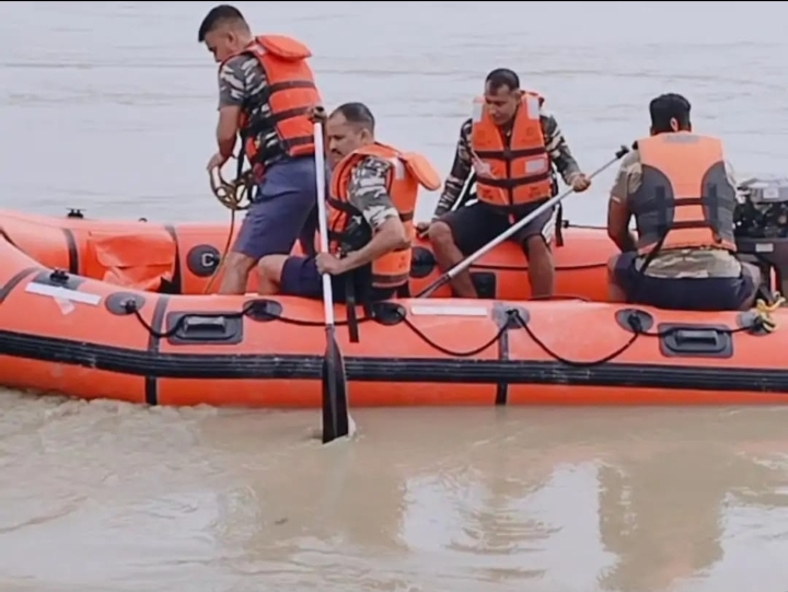 लखीमपुर खीरी की मोहाना नदी में नाव पलटने के बाद लापता लोगों की तलाश करती NDRF टीम