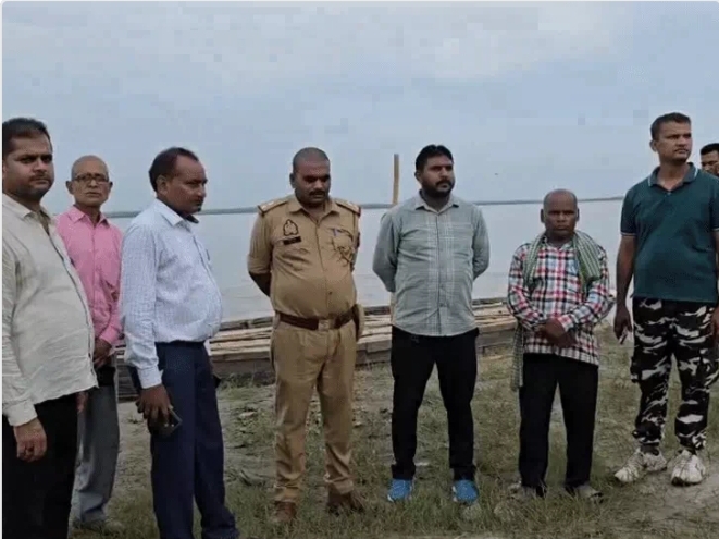 लखीमपुर खीरी की मोहाना नदी में नाव पलटने के बाद लापता लोगों की तलाश करती NDRF टीम
