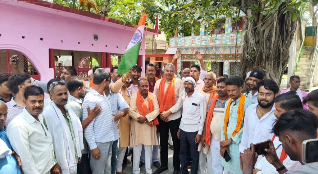 दुलही से ढखेरवा चौराहा और लखहागांव होते हुए निकली तिरंगा यात्रा में सैकड़ों लोगों ने लिया हिस्सा।