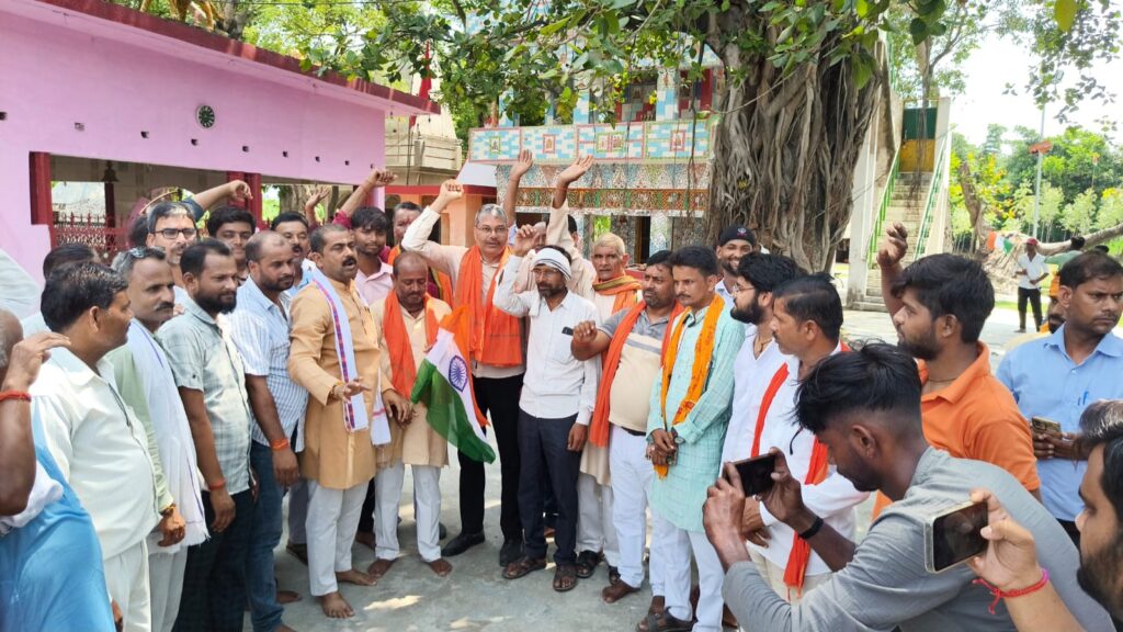 दुलही से ढखेरवा चौराहा और लखहागांव होते हुए निकली तिरंगा यात्रा में सैकड़ों लोगों ने लिया हिस्सा।
