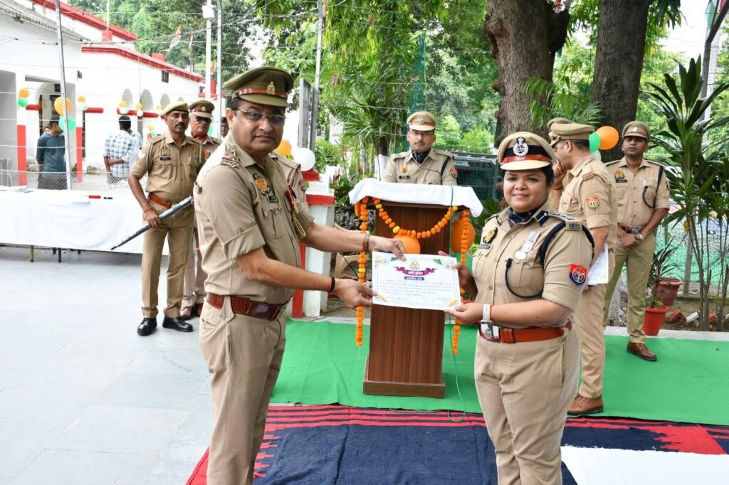"लखीमपुर खीरी पुलिस द्वारा 15 अगस्त 2026 को आयोजित स्वतंत्रता दिवस समारोह का दृश्य, जिसमें उत्कृष्ट सेवा करने वाले पुलिस अधिकारियों एवं कर्मचारियों को सम्मानित किया गया।"