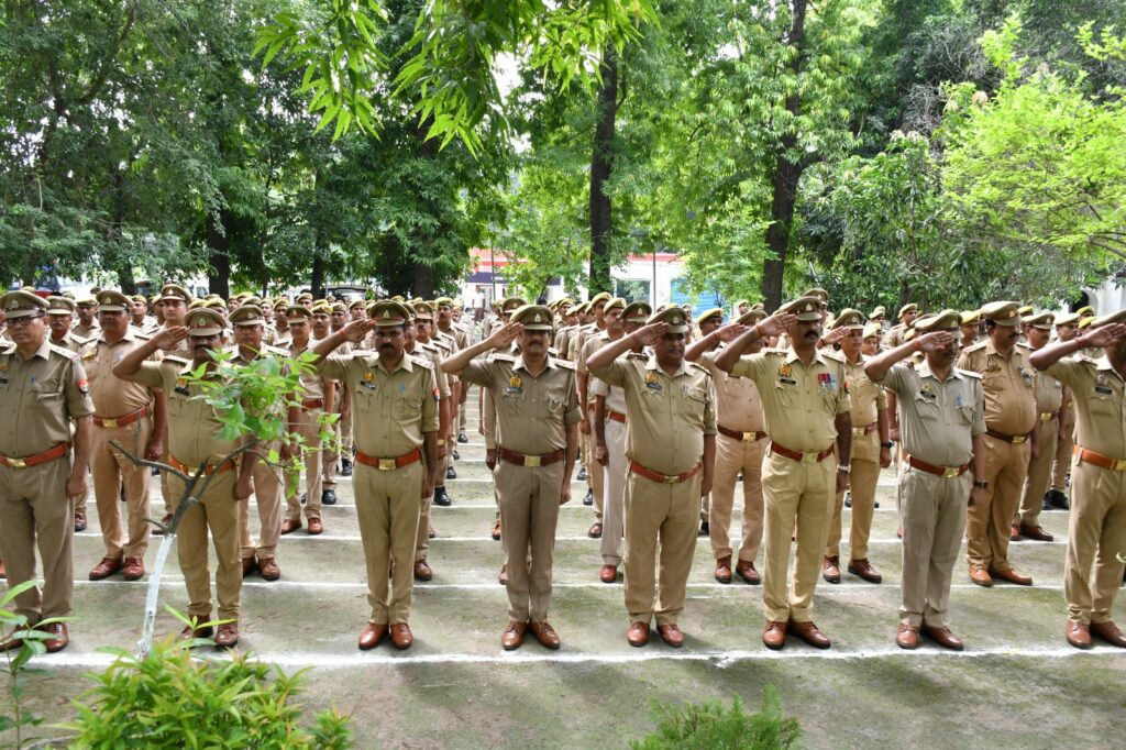"लखीमपुर खीरी पुलिस द्वारा 15 अगस्त 2026 को आयोजित स्वतंत्रता दिवस समारोह का दृश्य, जिसमें उत्कृष्ट सेवा करने वाले पुलिस अधिकारियों एवं कर्मचारियों को सम्मानित किया गया।"