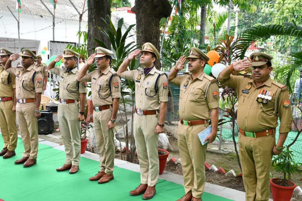 "लखीमपुर खीरी पुलिस द्वारा 15 अगस्त 2026 को आयोजित स्वतंत्रता दिवस समारोह का दृश्य, जिसमें उत्कृष्ट सेवा करने वाले पुलिस अधिकारियों एवं कर्मचारियों को सम्मानित किया गया।"