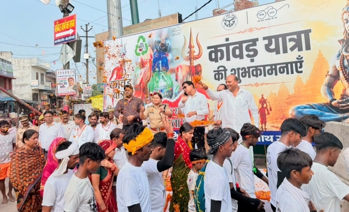 गोला गोकर्णनाथ में डीएम और एसएसपी ने कांवड़ियों पर पुष्पवर्षा कर स्वागत किया