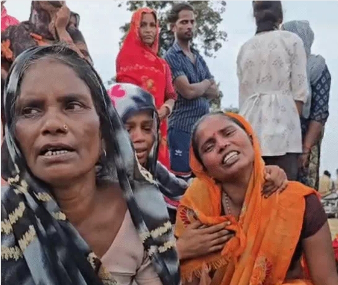 लखीमपुर खीरी की मोहाना नदी में नाव पलटने के बाद लापता लोगों की तलाश करती NDRF टीम