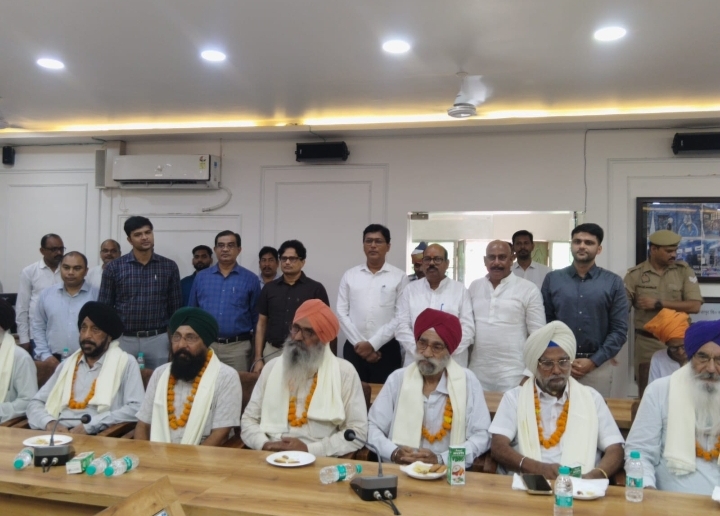 विकास भवन लखीमपुर में विभाजन विभीषिका स्मृति दिवस के अवसर पर आयोजित बैठक में मौजूद जनप्रतिनिधि और अधिकारी।