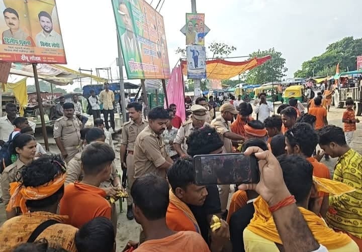 पढ़ुवा थाना पुलिस ने ढखेरवा चौराहे पर कांवड़ियों का पुष्पवर्षा कर फल और मिठाइयां बांटकर स्वागत किया।