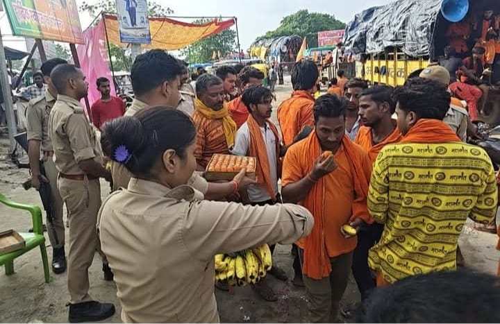 पढ़ुवा थाना पुलिस ने ढखेरवा चौराहे पर कांवड़ियों का पुष्पवर्षा कर फल और मिठाइयां बांटकर स्वागत किया।
