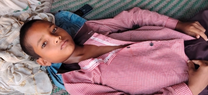 लखीमपुर खीरी के बेहजम ब्लॉक में भीषण गर्मी के बीच कक्षा छह का छात्र अविनेश स्कूल में अचानक बेहोश हो गया। एंबुलेंस से अस्पताल पहुंचाया गया, उपचार के बाद हालत सामान्य।