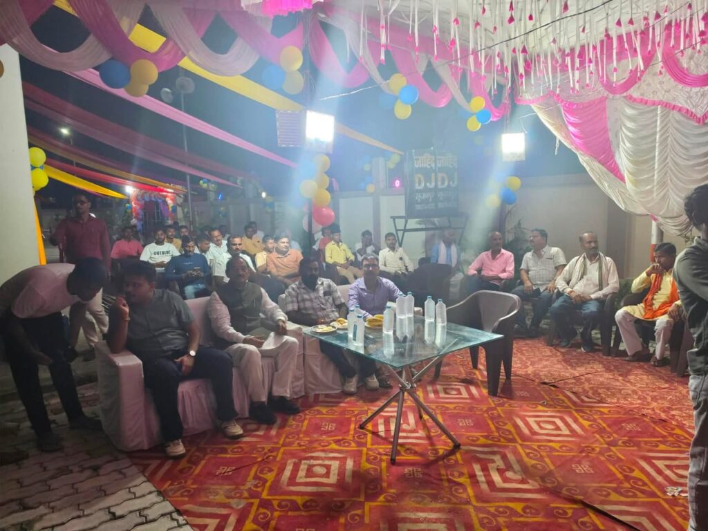 लखीमपुर खीरी के पढ़ुआ थाना परिसर में थाना प्रभारी मोहित पुंडीर के नेतृत्व में श्रीकृष्ण जन्माष्टमी धूमधाम से मनाई गई। विधायक विनोद शंकर अवस्थी, शशांक वर्मा समेत सैकड़ों लोग मौजूद रहे।