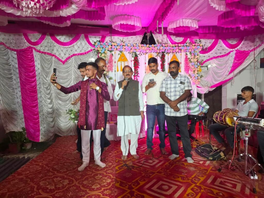 लखीमपुर खीरी के पढ़ुआ थाना परिसर में थाना प्रभारी मोहित पुंडीर के नेतृत्व में श्रीकृष्ण जन्माष्टमी धूमधाम से मनाई गई। विधायक विनोद शंकर अवस्थी, शशांक वर्मा समेत सैकड़ों लोग मौजूद रहे।