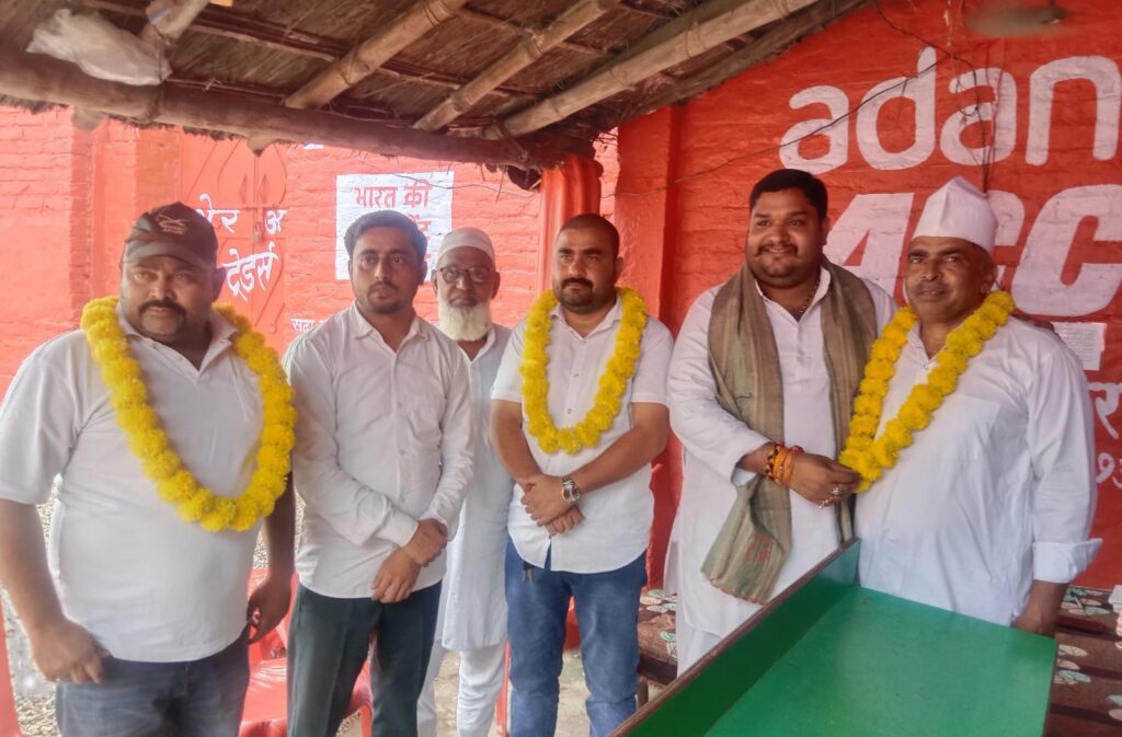 पत्रकारों का बड़ा जुटान! 📢
मथुरा में 24 और 25 सितंबर को ऐप्जा का दो दिवसीय राष्ट्रीय अधिवेशन आयोजित होगा। गोला कुकुरा में हुई बैठक में पत्रकार हित, सुरक्षा और संगठन की मजबूती पर मंथन हुआ। खीरी से बड़ी संख्या में पत्रकारों के मथुरा पहुंचने की तैयारी है।