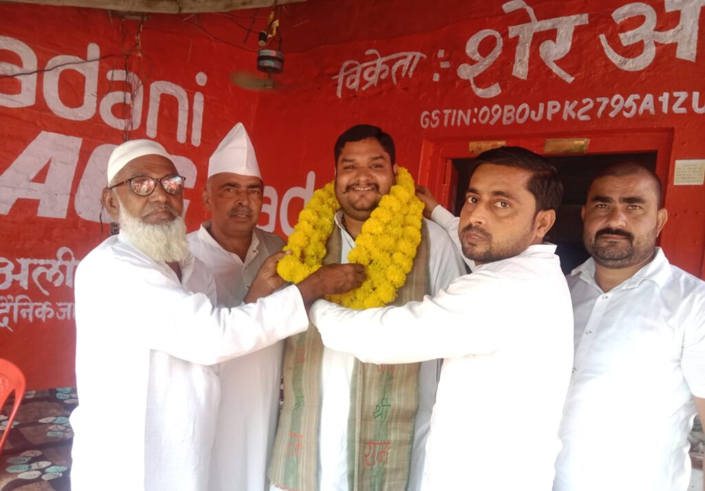 पत्रकारों का बड़ा जुटान! 📢
मथुरा में 24 और 25 सितंबर को ऐप्जा का दो दिवसीय राष्ट्रीय अधिवेशन आयोजित होगा। गोला कुकुरा में हुई बैठक में पत्रकार हित, सुरक्षा और संगठन की मजबूती पर मंथन हुआ। खीरी से बड़ी संख्या में पत्रकारों के मथुरा पहुंचने की तैयारी है।