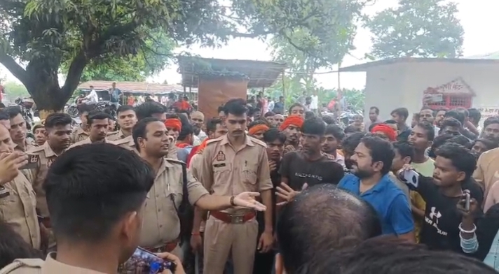 लखीमपुर खीरी के सिंगाही थाना क्षेत्र के सिंगहा कला गांव में 4 वर्षीय मासूम से दुष्कर्म के आरोप का मामला सामने आया। पुलिस ने आरोपी को गिरफ्तार कर मुकदमा दर्ज किया।