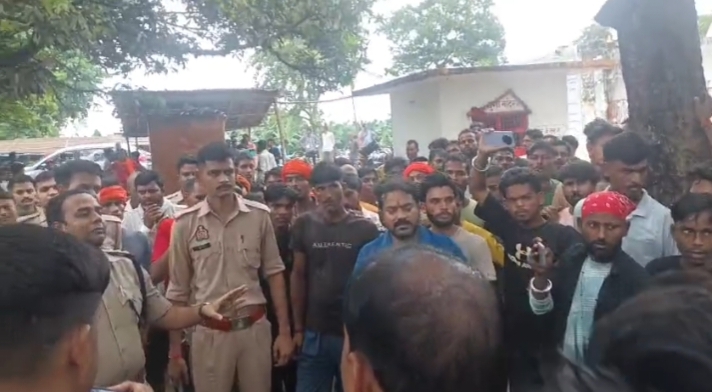 लखीमपुर खीरी के सिंगाही थाना क्षेत्र के सिंगहा कला गांव में 4 वर्षीय मासूम से दुष्कर्म के आरोप का मामला सामने आया। पुलिस ने आरोपी को गिरफ्तार कर मुकदमा दर्ज किया।