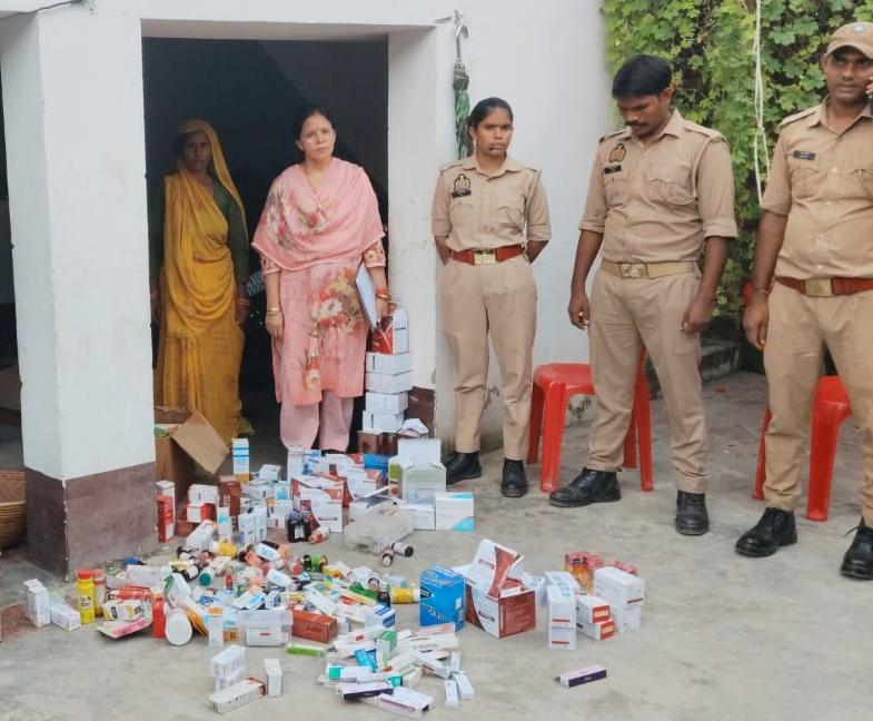 दुलही गांव में अवैध मेडिकल स्टोर पर औषधि विभाग और पुलिस की संयुक्त कार्रवाई।