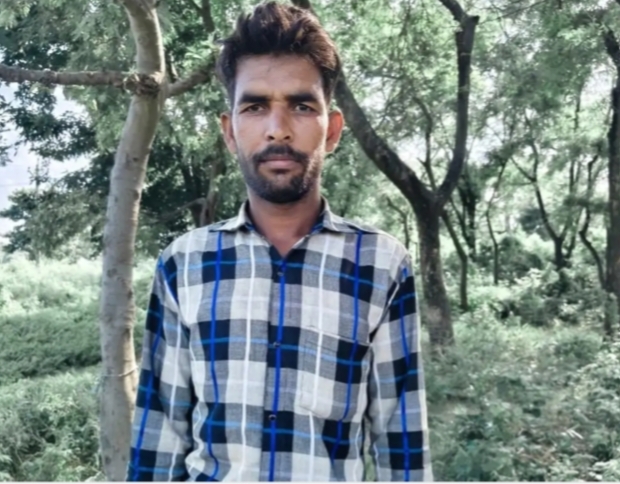लखीमपुर खीरी में महिला ने शारदा नहर में छलांग लगा दी। मजदूर शमशाद ने जान जोखिम में डालकर महिला को सुरक्षित बाहर निकाला।