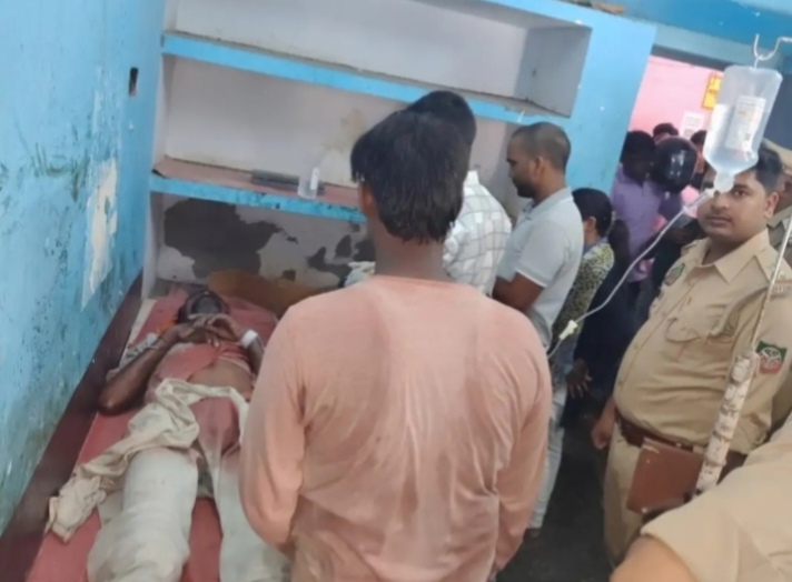सहतेपुरवा में ग्रामीण पर तेंदुए के हमले के बाद अस्पताल में उपचार और मौके पर वन विभाग की टीम।