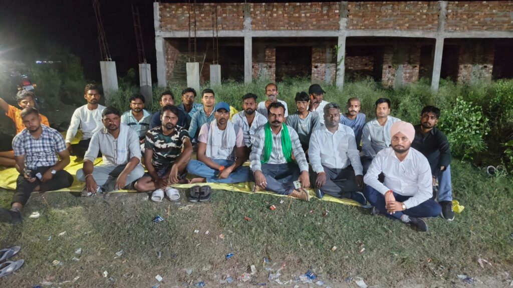 ढखेरवा में मोटरसाइकिल फाइनेंस विवाद के बाद मारपीट के आरोप, CCTV रूम में ताला और पढ़ुआ थाने के बाहर संगठन का धरना। गिरफ्तारी की मांग तेज।