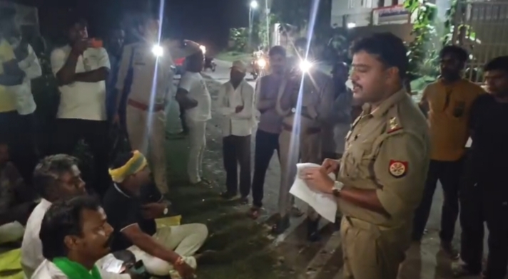 ढखेरवा में मोटरसाइकिल फाइनेंस विवाद के बाद मारपीट के आरोप, CCTV रूम में ताला और पढ़ुआ थाने के बाहर संगठन का धरना। गिरफ्तारी की मांग तेज।