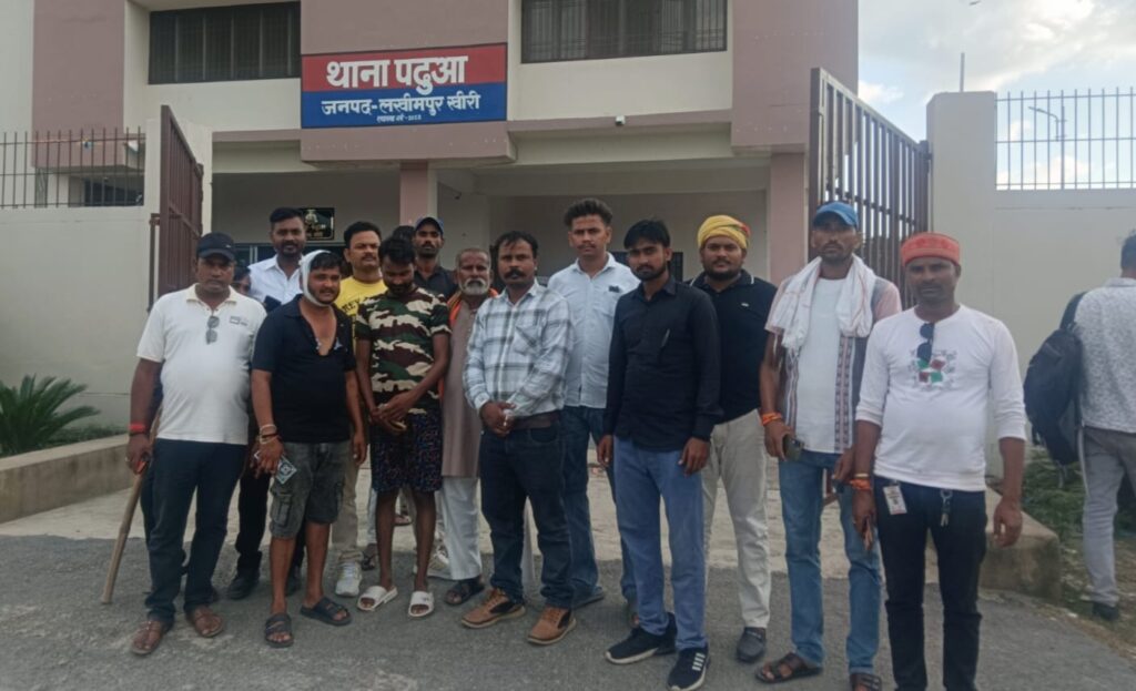 ढखेरवा में मोटरसाइकिल फाइनेंस विवाद के बाद मारपीट के आरोप, CCTV रूम में ताला और पढ़ुआ थाने के बाहर संगठन का धरना। गिरफ्तारी की मांग तेज।