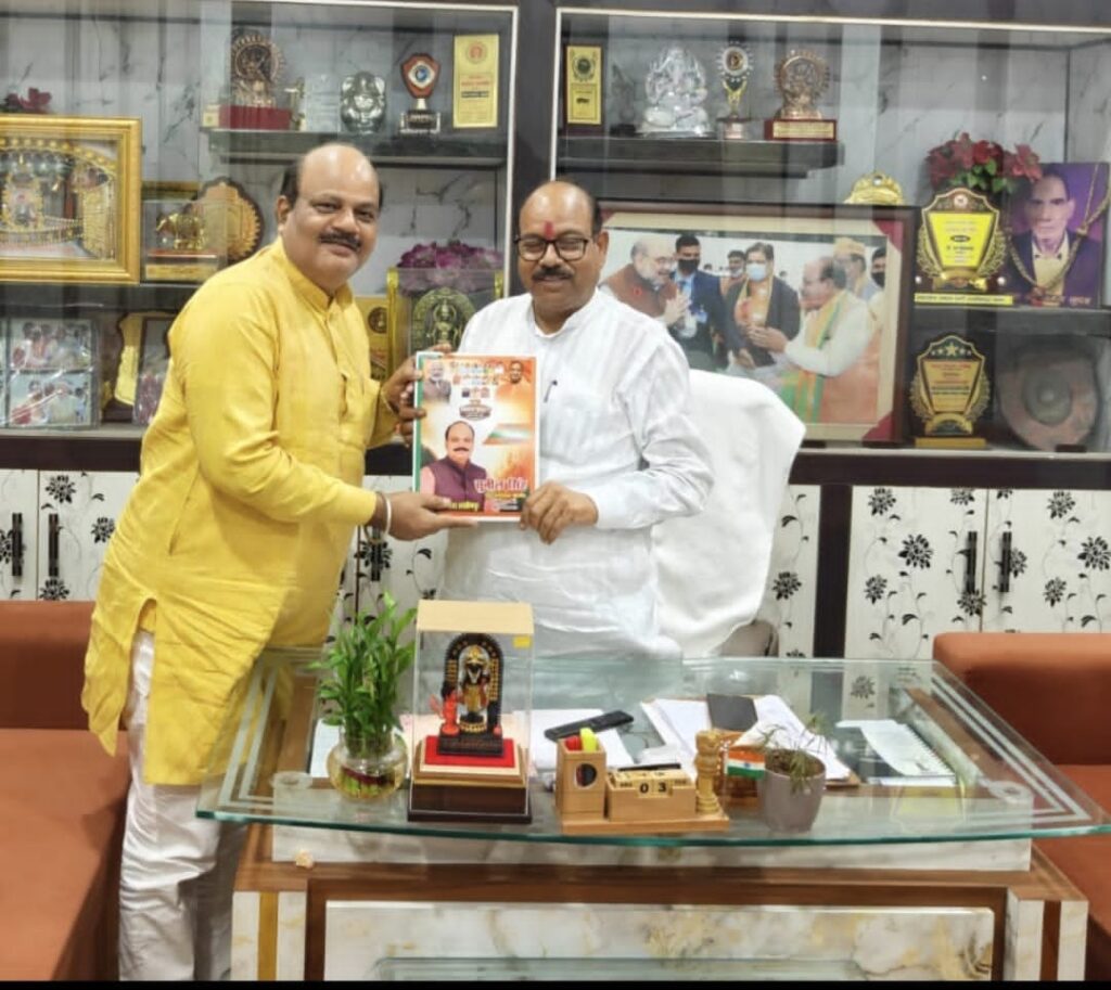 लखीमपुर सदर विधानसभा सीट 142 से भाजपा के पूर्व जिलाध्यक्ष सुनील सिंह ने 2027 विधानसभा चुनाव के लिए टिकट की दावेदारी पेश की। वर्तमान जिलाध्यक्ष अरविंद गुप्ता को आवेदन सौंपा।