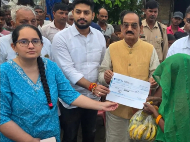 धौरहरा में बाढ़ की तैयारियों को लेकर बैठक करते अधिकारी और सर्पदंश से मृतक के परिजनों को सहायता राशि का प्रतीकात्मक चेक प्रदान करते जनप्रतिनिधि।